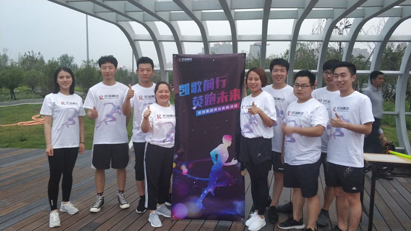 记贝斯特集团2019年夏日荧光夜跑活动