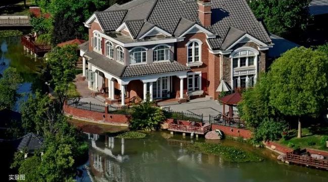 一湖潋天地，，，，，，，，一墅悦人生